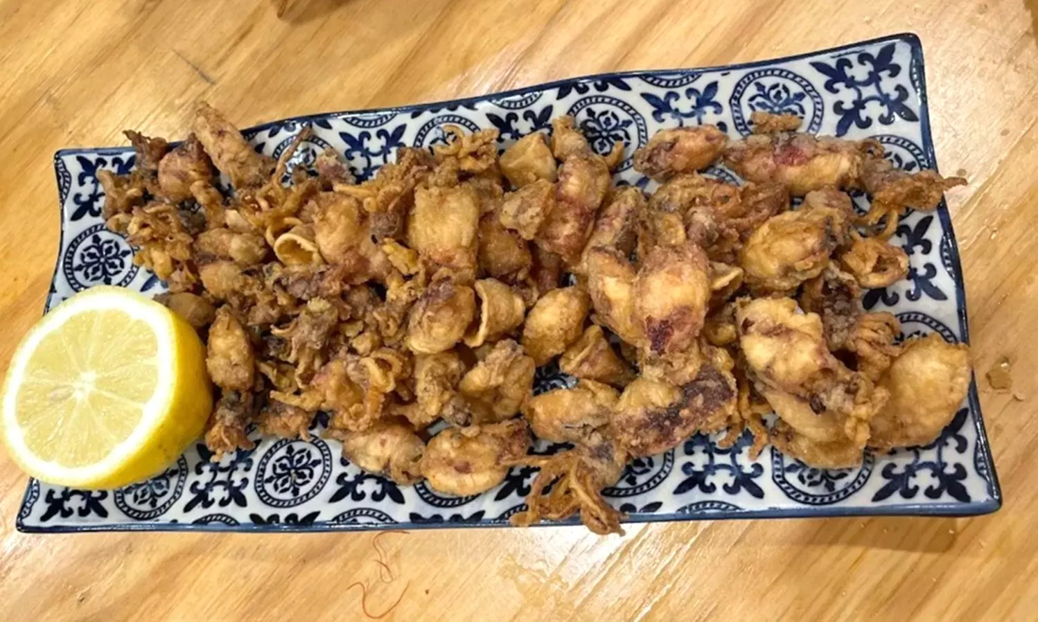 Menú con 6 raciones, postres y botella de vino para hasta 5 personas