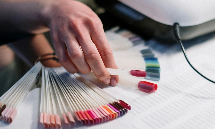Image 9: Sesiones de manicura, pedicura o ambas para 1 con esmalte a elegir 