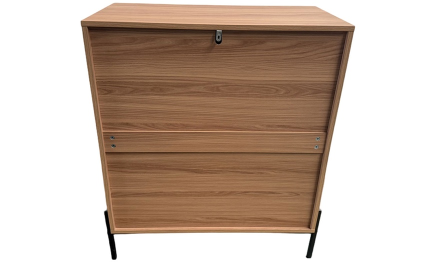 Image 5: Commode "Torinese" décor bois rainuré et poignées dorées de Kocoon 