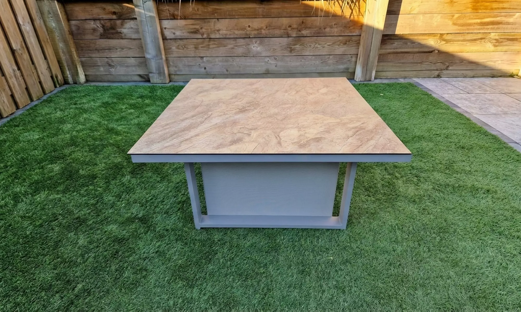 Madrid Rising Outdoor Table with Adjustable Height and 3D Glass Top