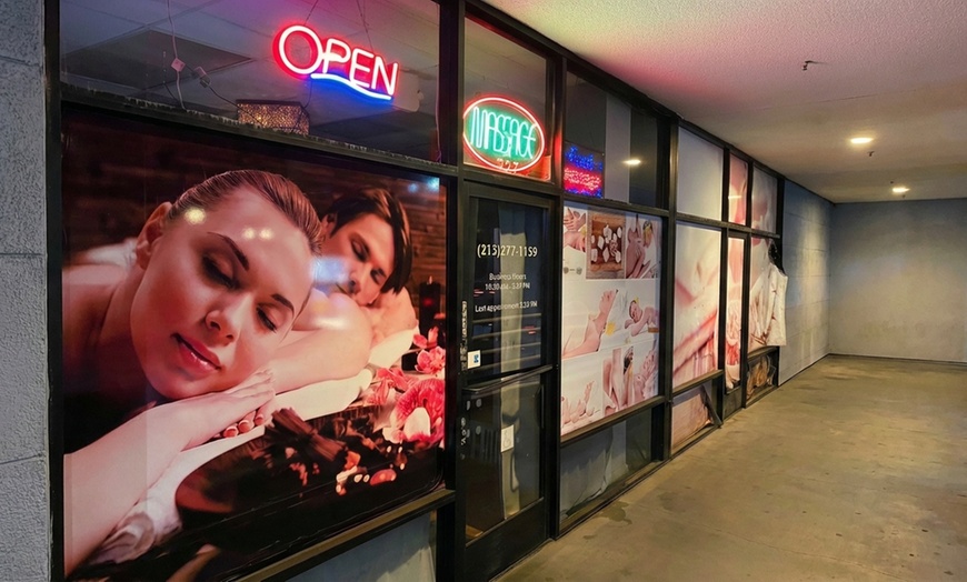 Image 2: Relax with 60-Min Couples Swedish Massage with Hot Stones/Aromatherapy