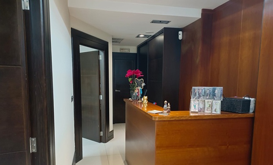 Image 3: Dermapen y mascarilla facial con máscara LED y cóctel de vitaminas 