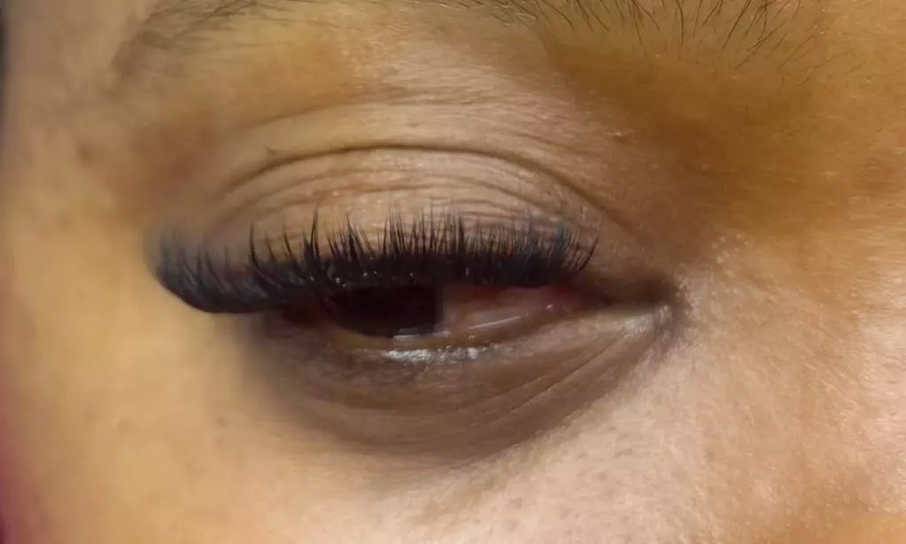 Achieve Stunning Look with Eyelash Extensions!