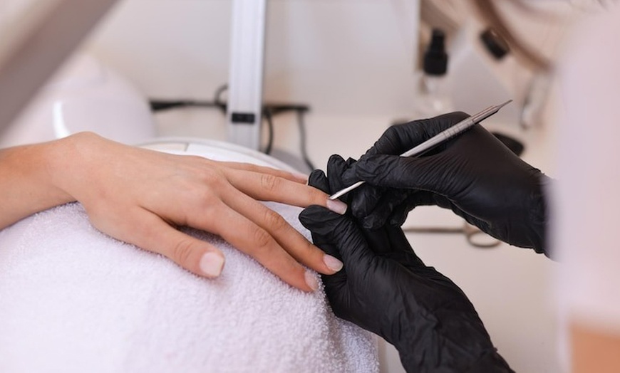 Image 5: Uñas a la última con una manicurista profesional en Sant Antoni