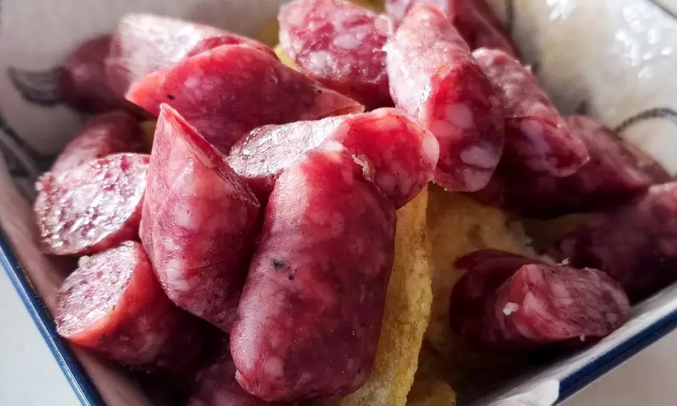 Menú para 2 o 4 en casco antiguo de Alicante con postre y vino