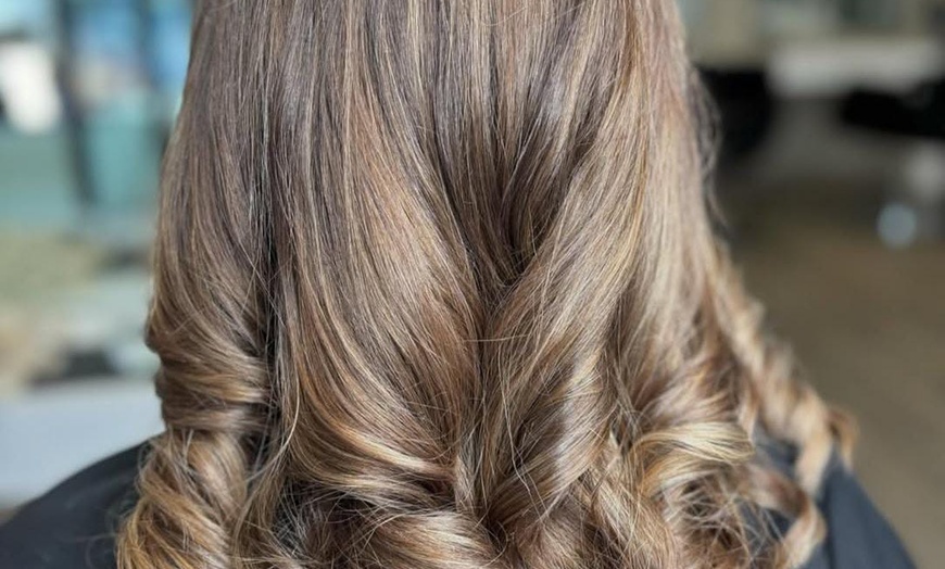 Image 2: Perfektes Haarstyling: Klassischer Schnitt oder Balayage & Glossing