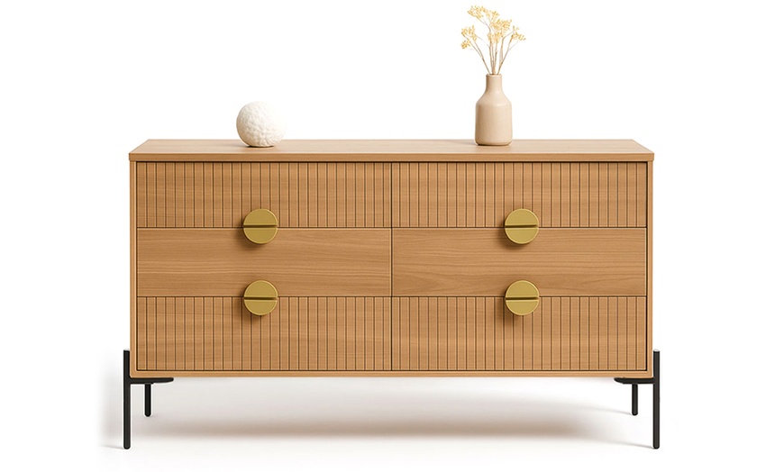 Image 8: Commode "Torinese" décor bois rainuré et poignées dorées de Kocoon 