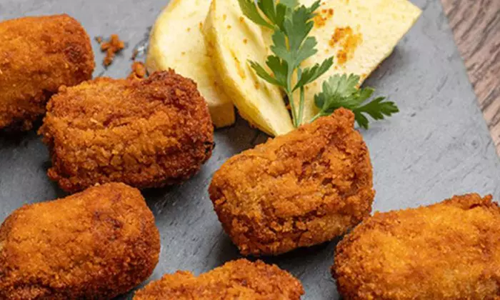 Mariscada o bandeja de mejillones o marisco con botella de vino para 2