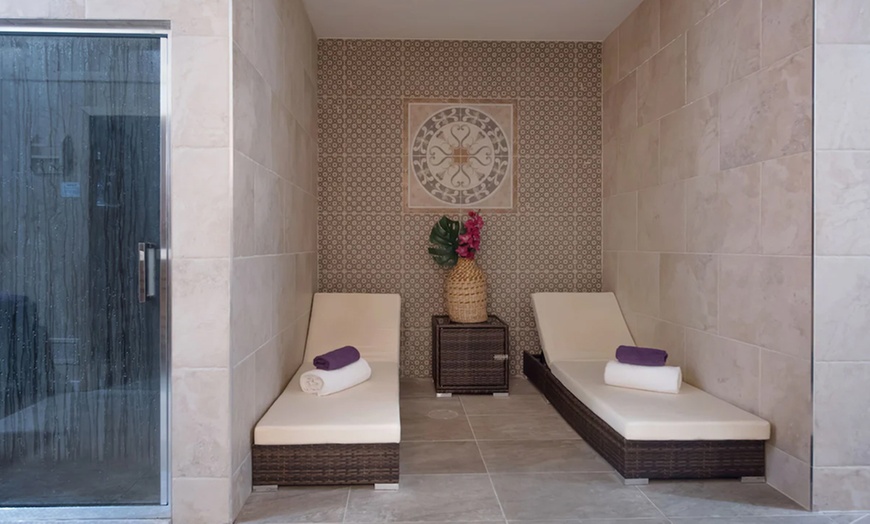 Image 10: London: Elegant 4* Stay with Breakfast