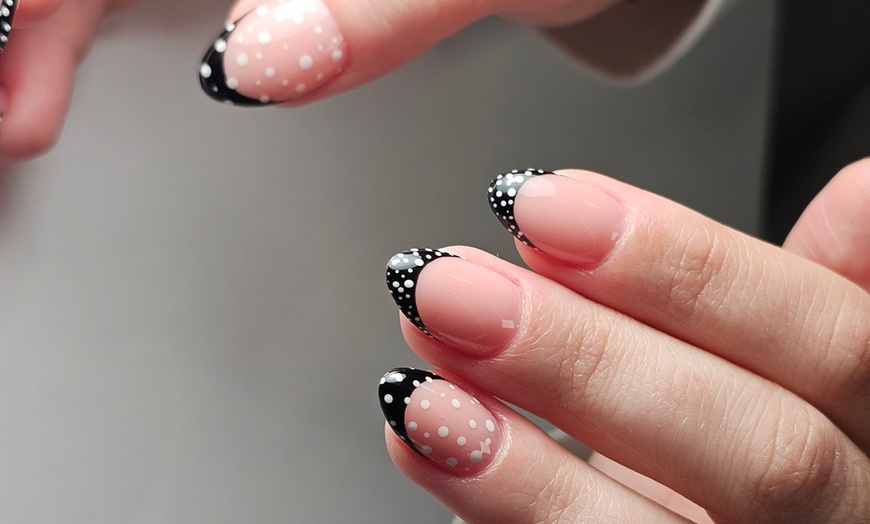 Image 8: Perfekcyjne dłonie i stopy: manicure i pedicure hybrydowy