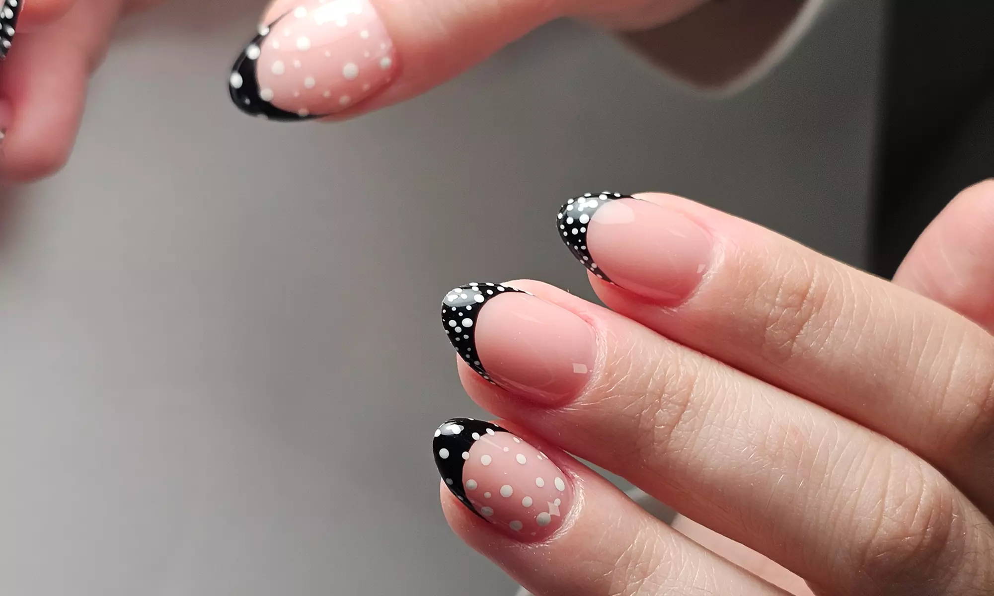Perfekcyjne dłonie i stopy: manicure i pedicure hybrydowy