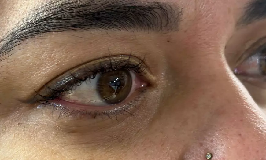 Image 8: Cejas con hilo y esmaltado o lifting de pestañas con esmaltado