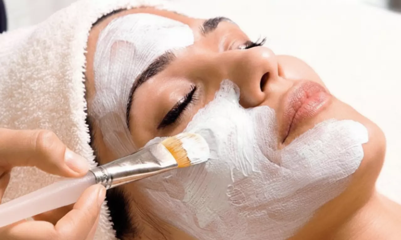 Glow-Up Facial Packages: Carbon, Glass Skin, Basic & Hydrafacial