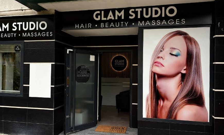 Image 9: Manicura y/o pedicura con esmaltado clásico o semipermanente