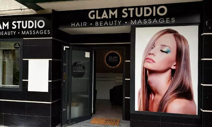 Manicura y/o pedicura con esmaltado clásico o semipermanente