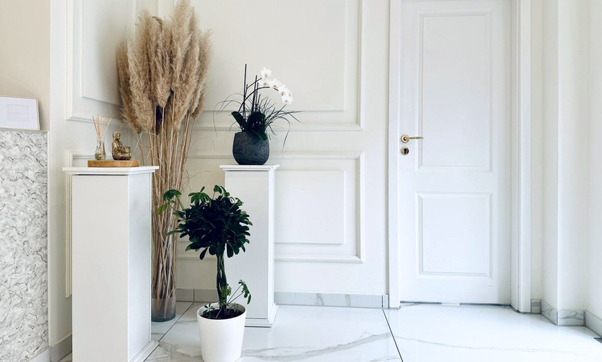 Image 6: Verwöhnende Gesichtsbehandlung: Entspannung für Haut & Seele schenken