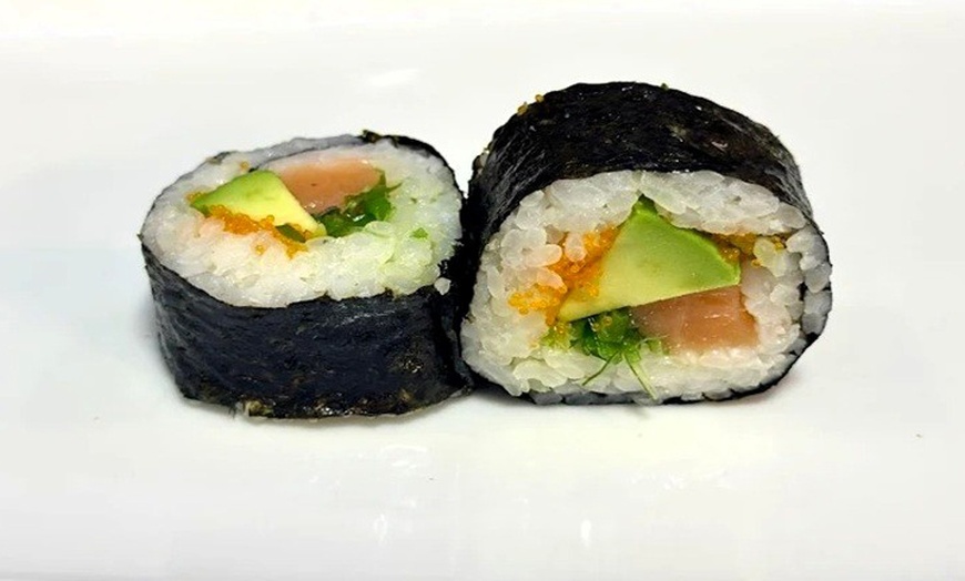 Image 9: Saborea la tradición: menú de sushi con 24 o 48 piezas para 2 o 4
