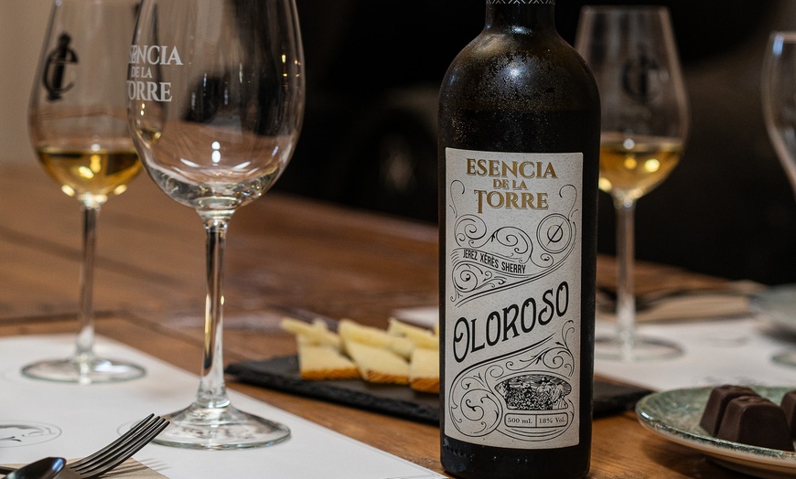 Image 1: Visita a bodega y cata de 5 vinos premiados o almuerzo/cena para 2 o 4