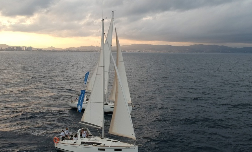 Image 2: Tour en barco de 2h y 4h en Barcelona, varias opciones disponibles 