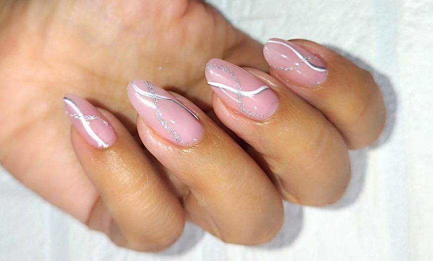 Image 7: Manicura y/o pedicura con esmaltado y opción a primera puesta de uñas