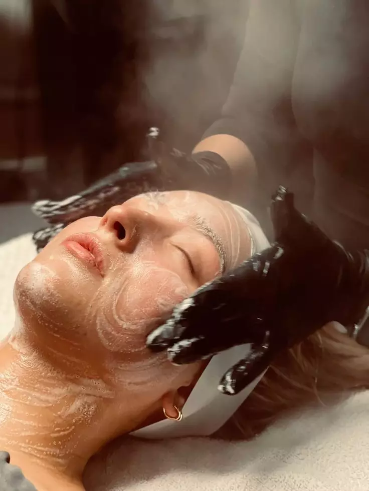 Xmas Glow-Up: Premium Facial with LED & Bespoke Mask ✨