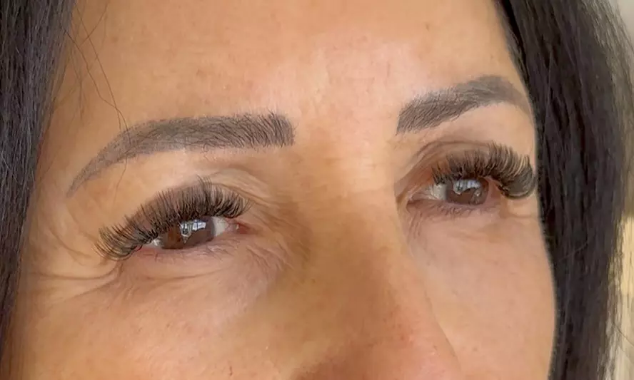 Transform Your Look with a Full Set of Eyelash Extensions