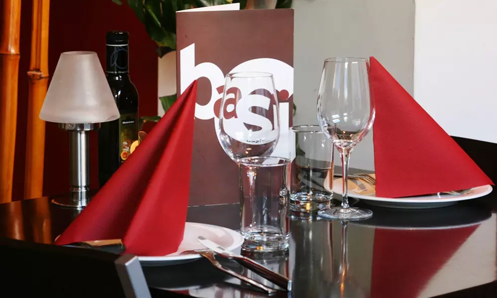 Menú degustación de tapas o prémium con botella de vino para 2 o 4