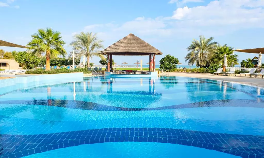 Abu Dhabi: One Night Stay with Breakfast and Dinner