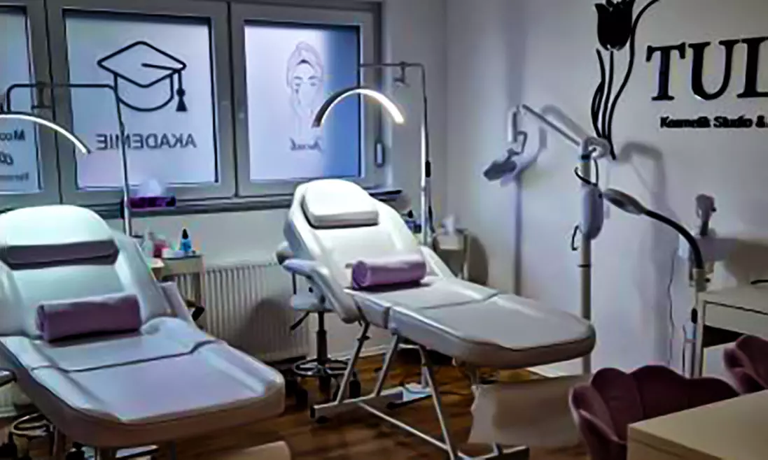 Gesichtsbehandlung nach Wahl, optional mit Microneedling oder Massage