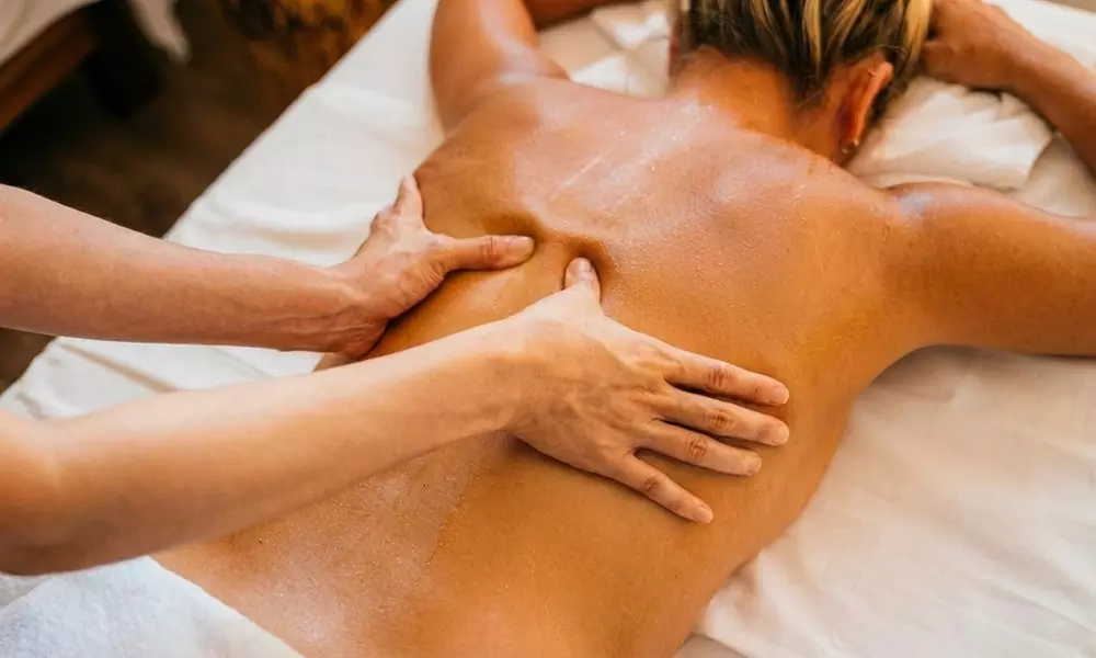 Masaje corporal completo de técnica relajante o descontracturante