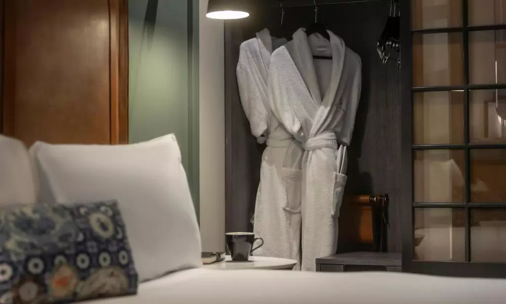 London: 4* Stay for Two with Breakfast & Drinks