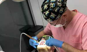 Zadbaj o swój uśmiech: skaling, piaskowanie, fluoryzacja w gabinecie FlossBoss (do -43%)