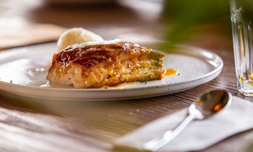 Image 14: Menú mediterráneo con postre y bebida o botella de vino para 2 o 4