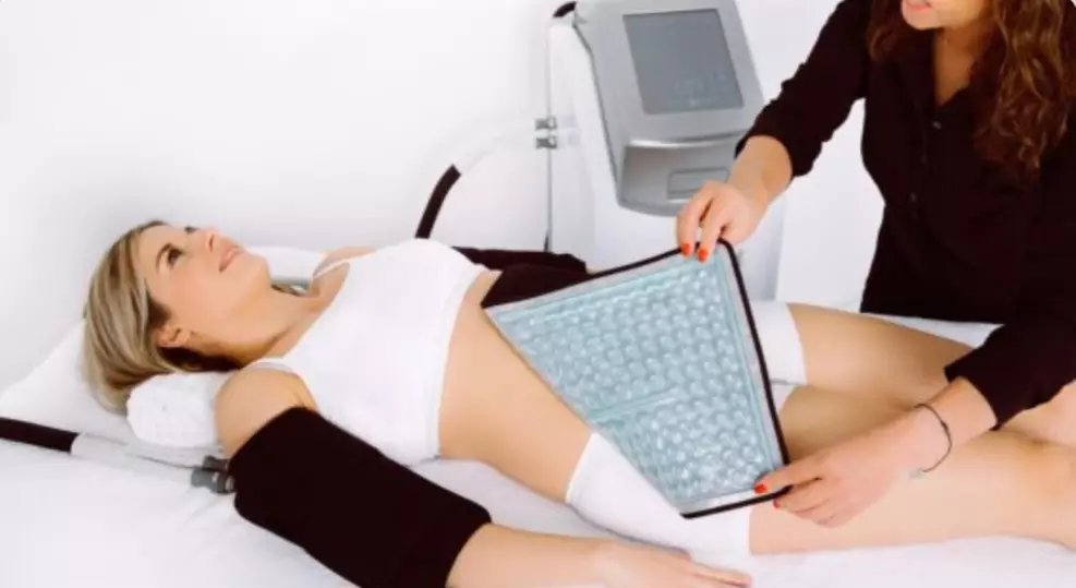 1 of 3 cryolipolysebehandelingen op 1 of 2 zones, naar keuze met niet-invasieve face-lift, korting tot 68% - Primary Image