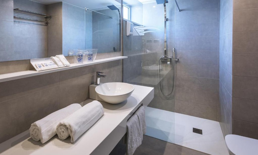 Image 4: Costa Brava : chambre double en demi-pension