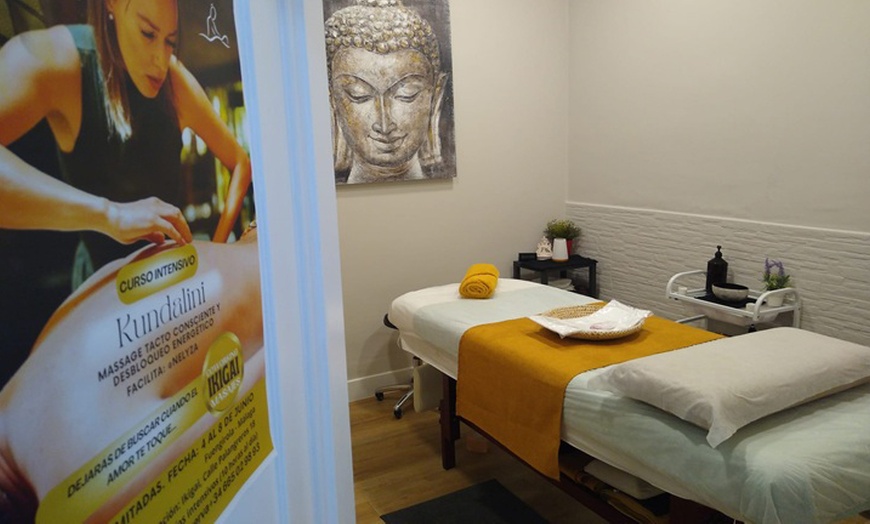 Image 2: Masaje relajante con aromaterapia o masaje Tacto Consciente