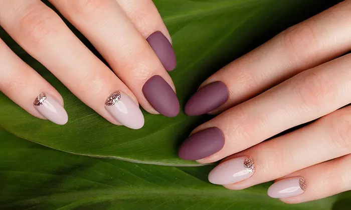 Sesión de manicura y/o pedicura con esmaltado normal o semipermanente para 1 persona con hasta 79% de descuento - Primary Image