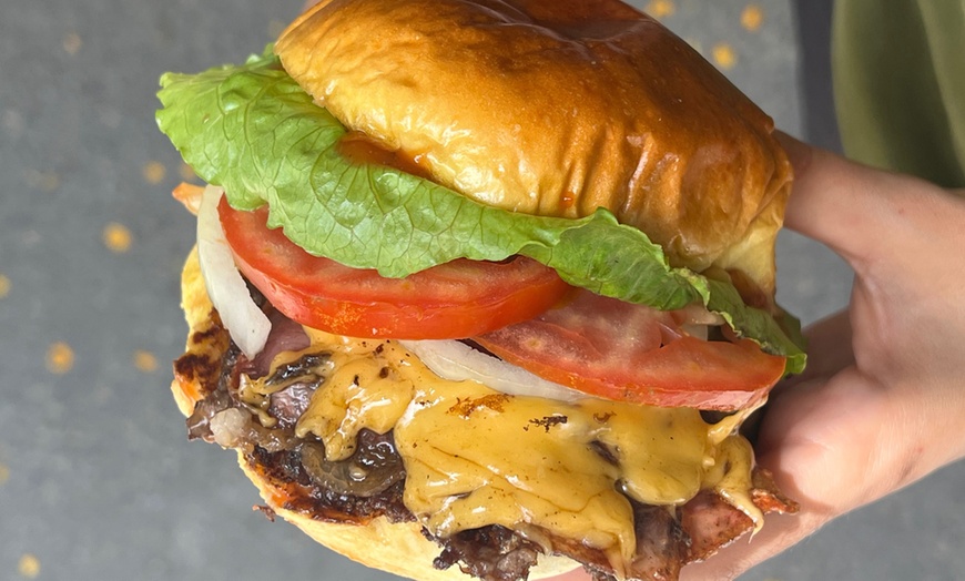 Image 5: Menú Smash Burguers con entrantes, hamburguesas y bebidas