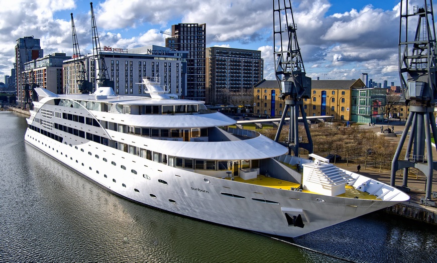 Image 2: Family Time in the City! Experience Luxury in London