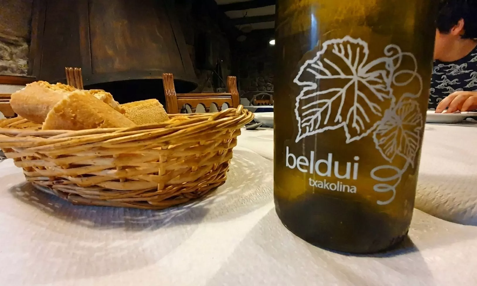 Cata de vino y aperitivo con visita a bodega para 2 o 4 en Llodio