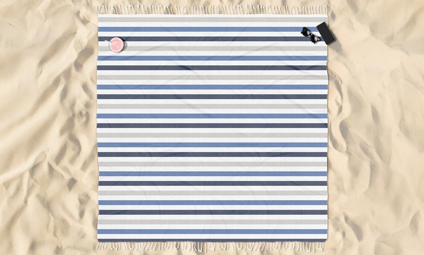 Image 4: Toalla de playa grande con diseño de rayas
