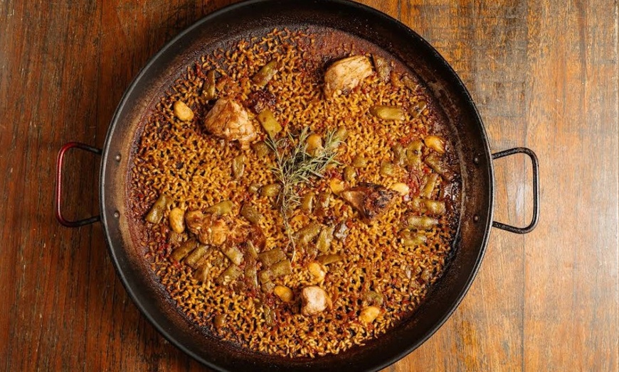 Image 12: Menú CalaBlava con entrantes, principales o arroz, postres y bebidas