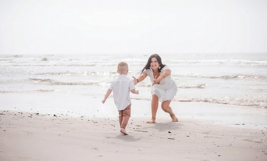 Image 6: 60-Minute Beach Family Photo Session with 15 Edited Digital Images