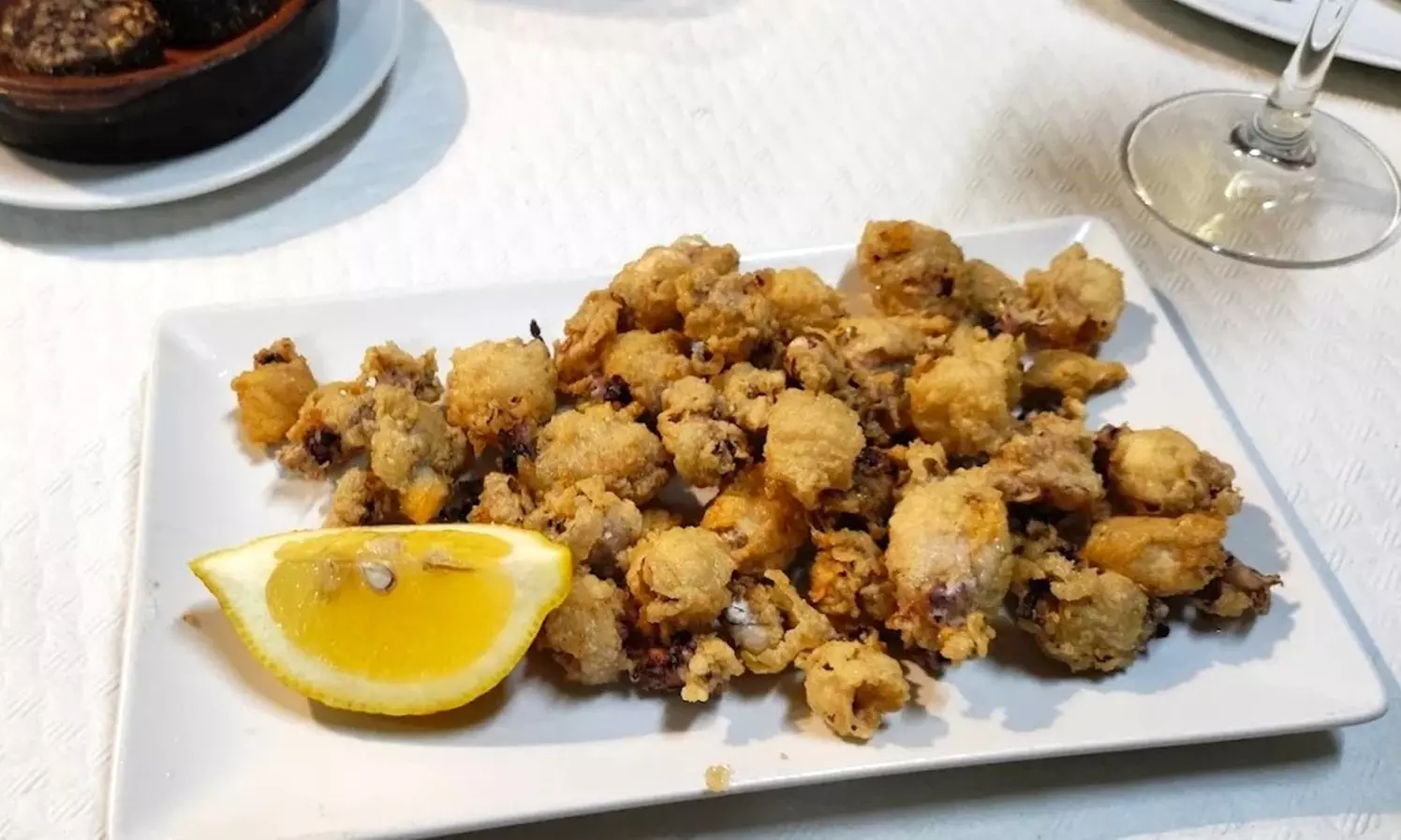 Menú con 6 raciones, postres y botella de vino para hasta 5 personas