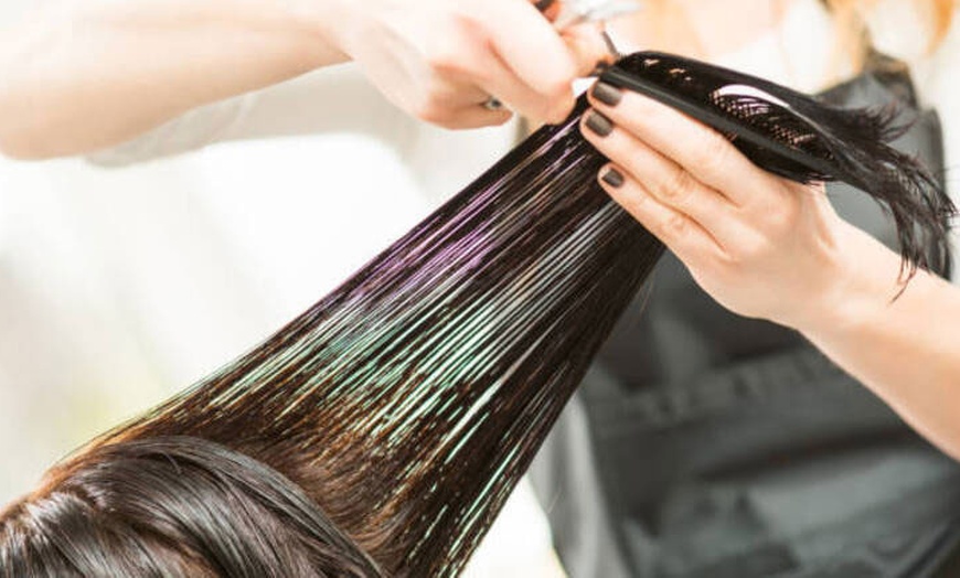 Image 4: Pelo a la última: corte, peinado y opción a tinte o mechas de raíz