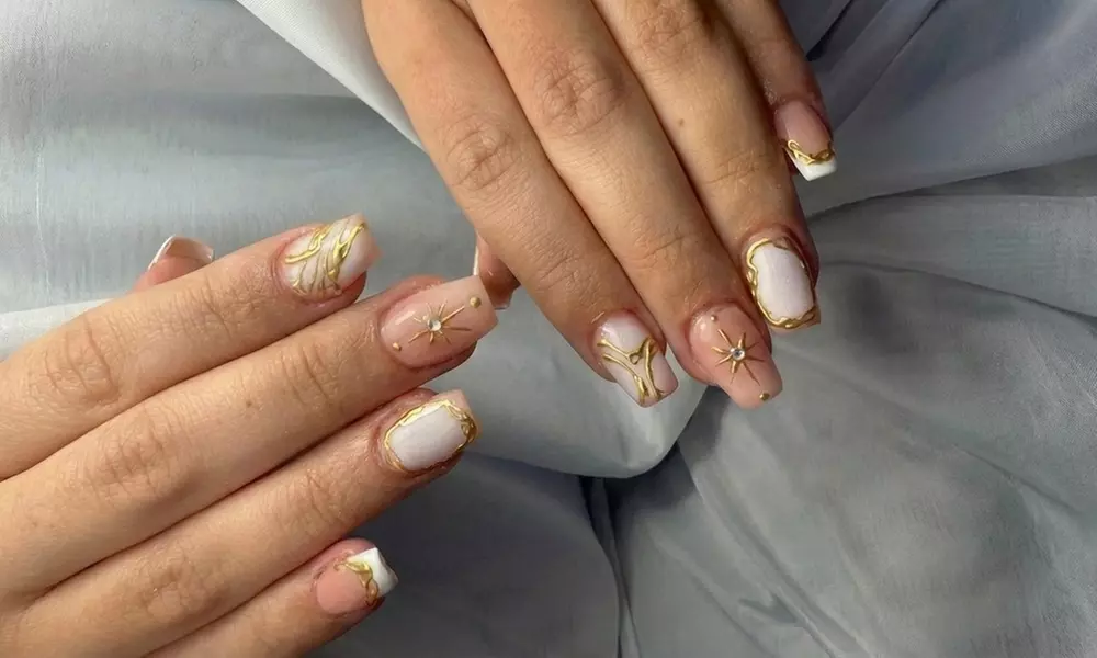 Uñas acrílicas con permanente y decoración o manicura y pedicura