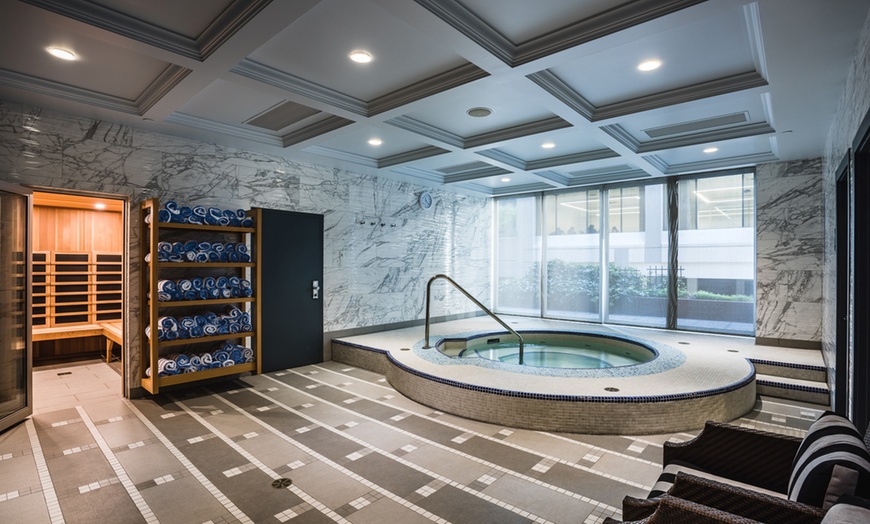 Image 12: 4-Star Luxury Downtown Vancouver Hotel
