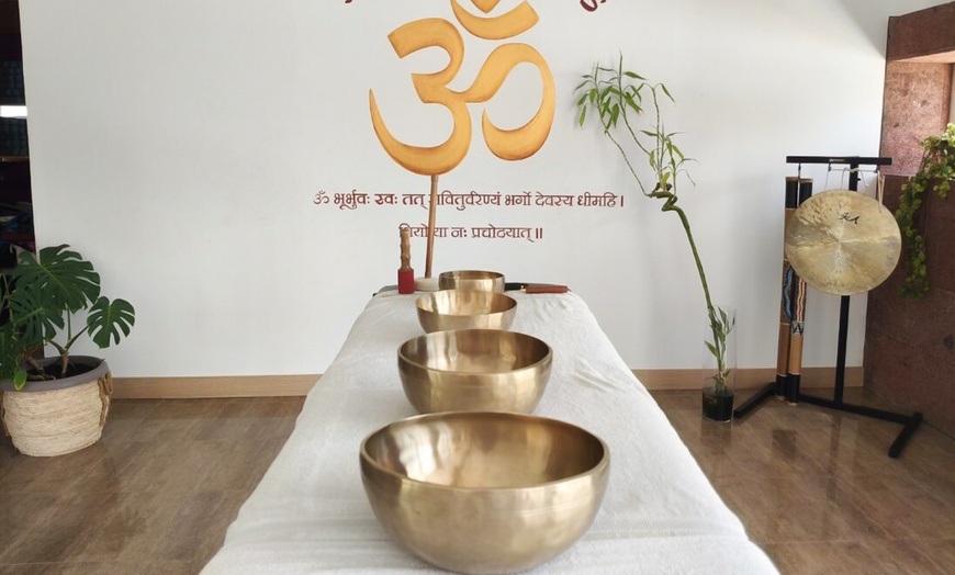 Image 9: Masaje con cuencos sonoros y reflexología podal para 1 o 2 personas 