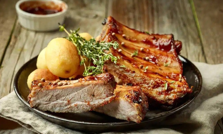 Image 1: Menú con entrantes, principales, postres y bebidas