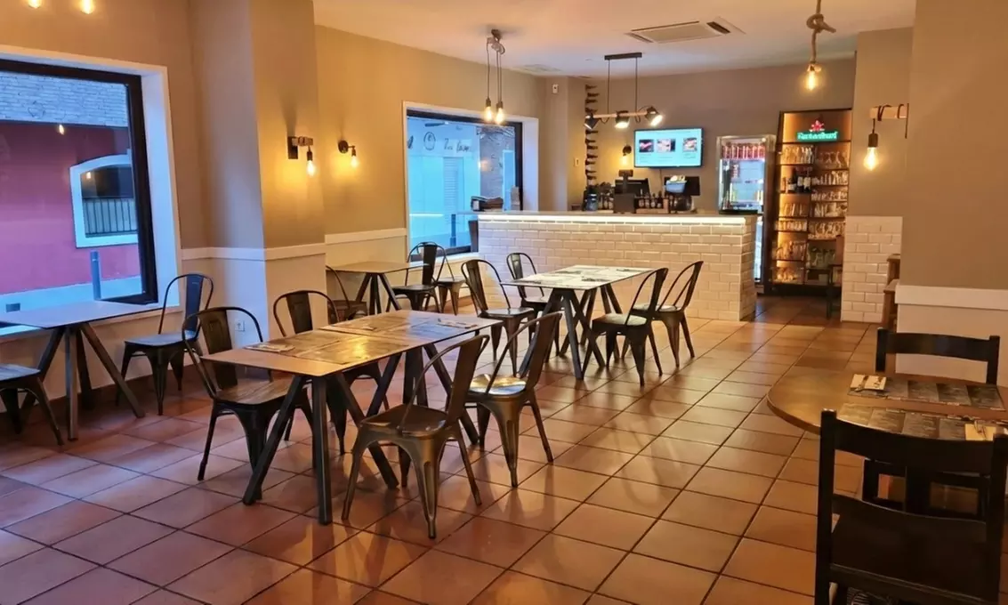 Menú de burger para 2 o 4 con bebidas y opción a entrante y postre